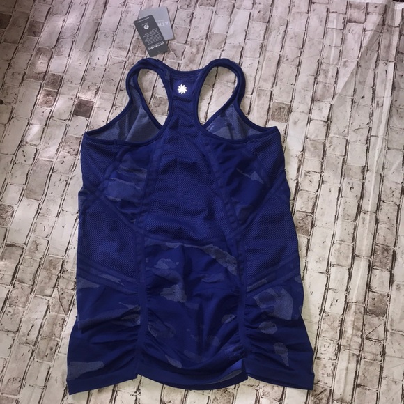 Athleta top🔴 - Picture 3 of 3